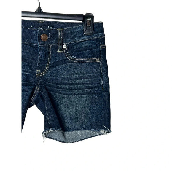 1761. AMERICAN EAGLE DENIM SHORTS SIZE 0 FACTORY FRAYED BOTTOM‎ HEM DARK WASH - Picture 2 of 8
